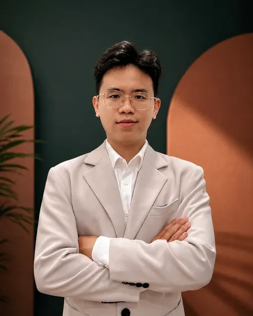 Đỗ Hữu Phi trong trang phục công sở sáng màu