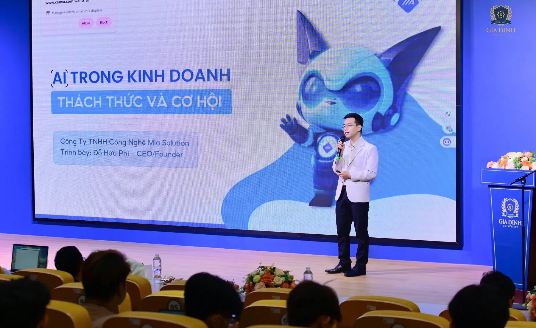 Đỗ Hữu Phi trình bày về AI trong kinh doanh tại hội trường