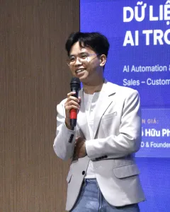 Đỗ Hữu Phi trao đổi tại sự kiện chuyên môn